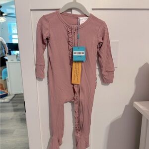 NWT- posh peanut ribbed mauve pink footie, 9-12 months